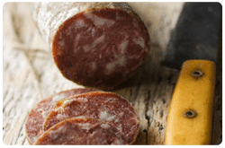 Los glutamatos comúnmente encontrados en carnes, quesos, sopas, u otras proteínas 