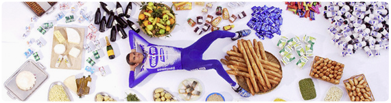 Ciclista Richard Virenque con algunos de los alimentos que consume durante la competencia Tour de Francia